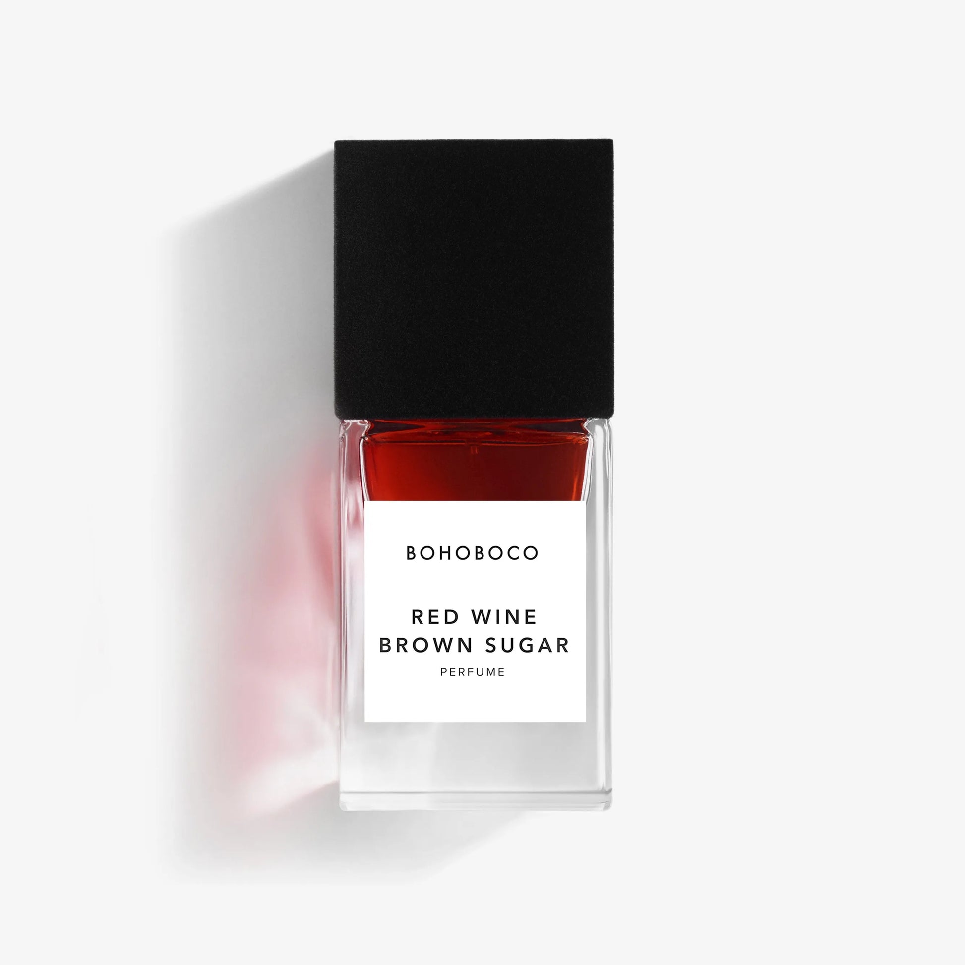 Flacon Red Wine Brown Sugar de Bohoboco — parfum unisexe fruité-oriental mêlant vin rouge sec, fruits rouges ( mûres, fruits secs ), patchouli, bois de cèdre, caramel, sucre brun, liqueur douce et cuir synthétique