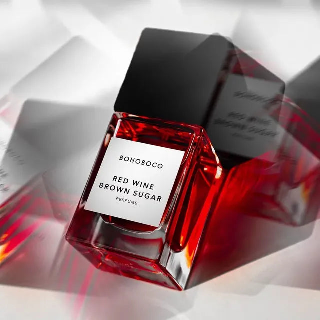 Flacon Red Wine Brown Sugar de Bohoboco — parfum unisexe fruité-oriental mêlant vin rouge sec, fruits rouges ( mûres, fruits secs ), patchouli, bois de cèdre, caramel, sucre brun, liqueur douce et cuir synthétique