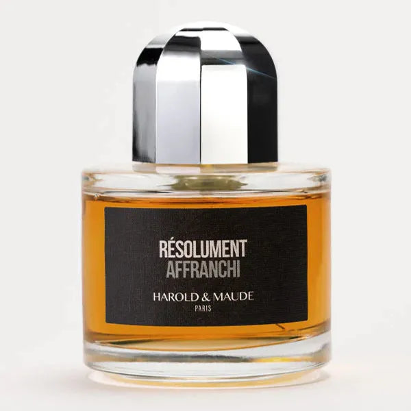 Flacon Résolument Affranchi de Harold & Maude — parfum unisexe floral-épicé boisé qui s’ouvre sur la rose et le jasmin, évolue avec un cœur de safran et encens puissant, et s’ancre sur un fond riche d’oud, patchouli, vanille et musc, pour un sillage intense, enveloppant et sophistiqué.