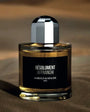Flacon Résolument Affranchi de Harold & Maude — parfum unisexe floral-épicé boisé qui s’ouvre sur la rose et le jasmin, évolue avec un cœur de safran et encens puissant, et s’ancre sur un fond riche d’oud, patchouli, vanille et musc, pour un sillage intense, enveloppant et sophistiqué.