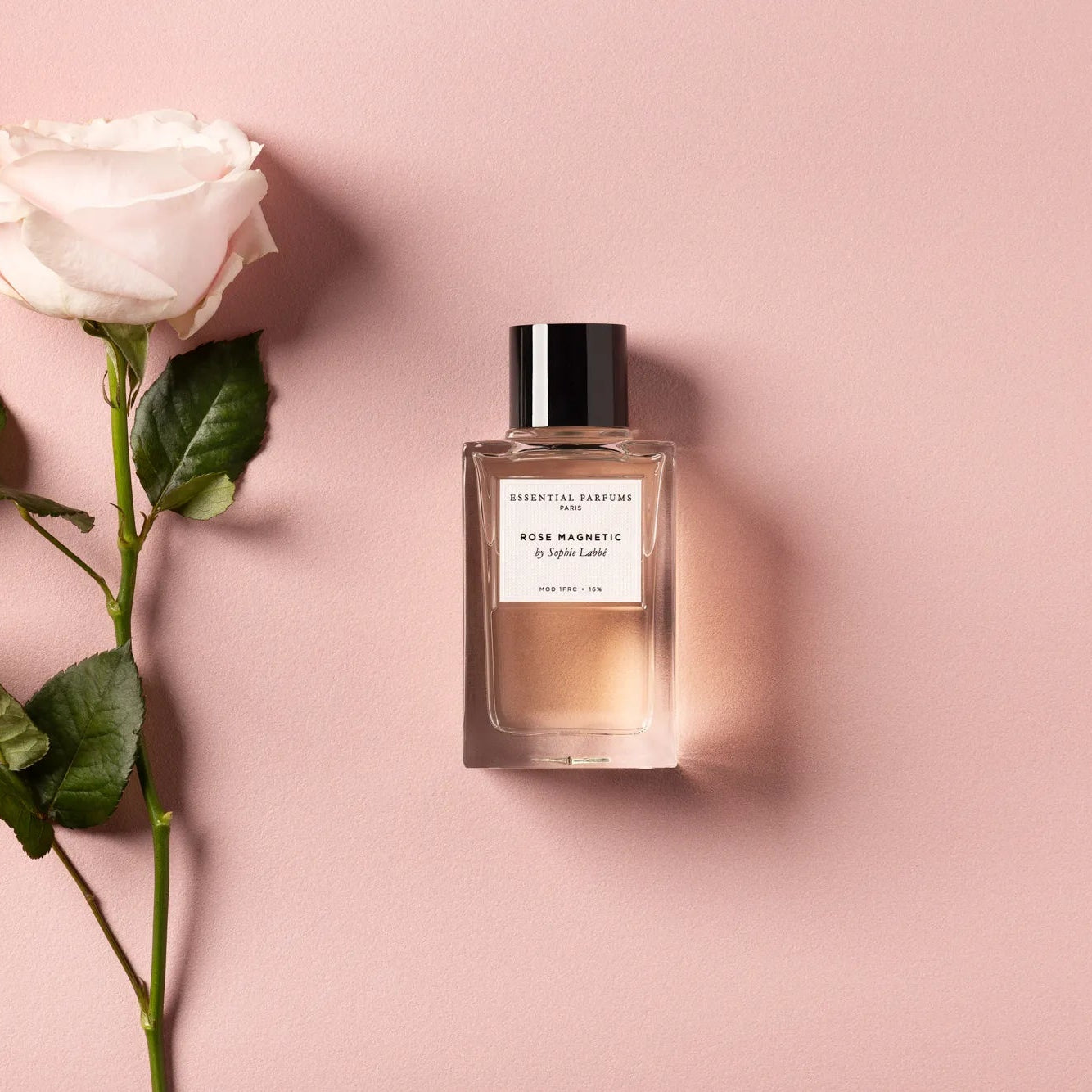 Flacon Rose Magnetic d’Essential Parfums — parfum unisexe floral-boisé naturel mêlant pamplemousse amer et menthe pour une ouverture fraîche, un cœur de rose luxuriante et litchi, posé sur un fond riche de cèdre naturel, vanille, fève tonka et muscs doux.