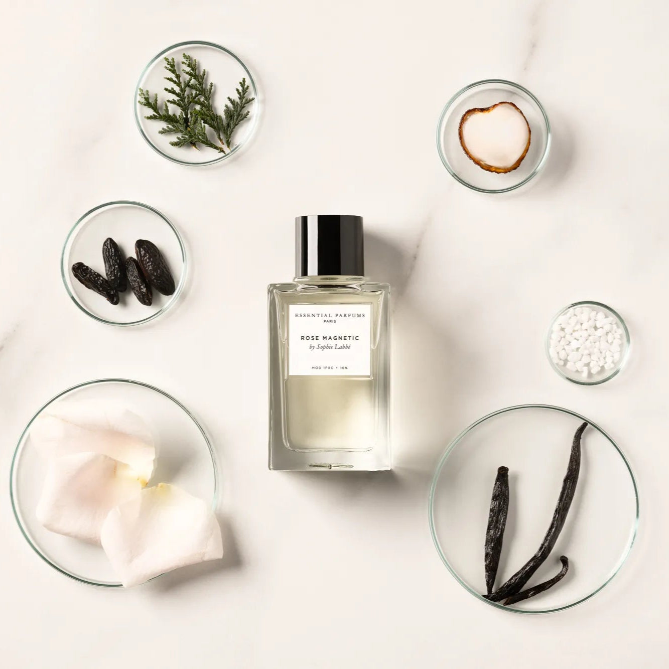 Flacon Rose Magnetic d’Essential Parfums — parfum unisexe floral-boisé naturel mêlant pamplemousse amer et menthe pour une ouverture fraîche, un cœur de rose luxuriante et litchi, posé sur un fond riche de cèdre naturel, vanille, fève tonka et muscs doux.