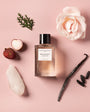 Flacon Rose Magnetic d’Essential Parfums — parfum unisexe floral-boisé naturel mêlant pamplemousse amer et menthe pour une ouverture fraîche, un cœur de rose luxuriante et litchi, posé sur un fond riche de cèdre naturel, vanille, fève tonka et muscs doux.