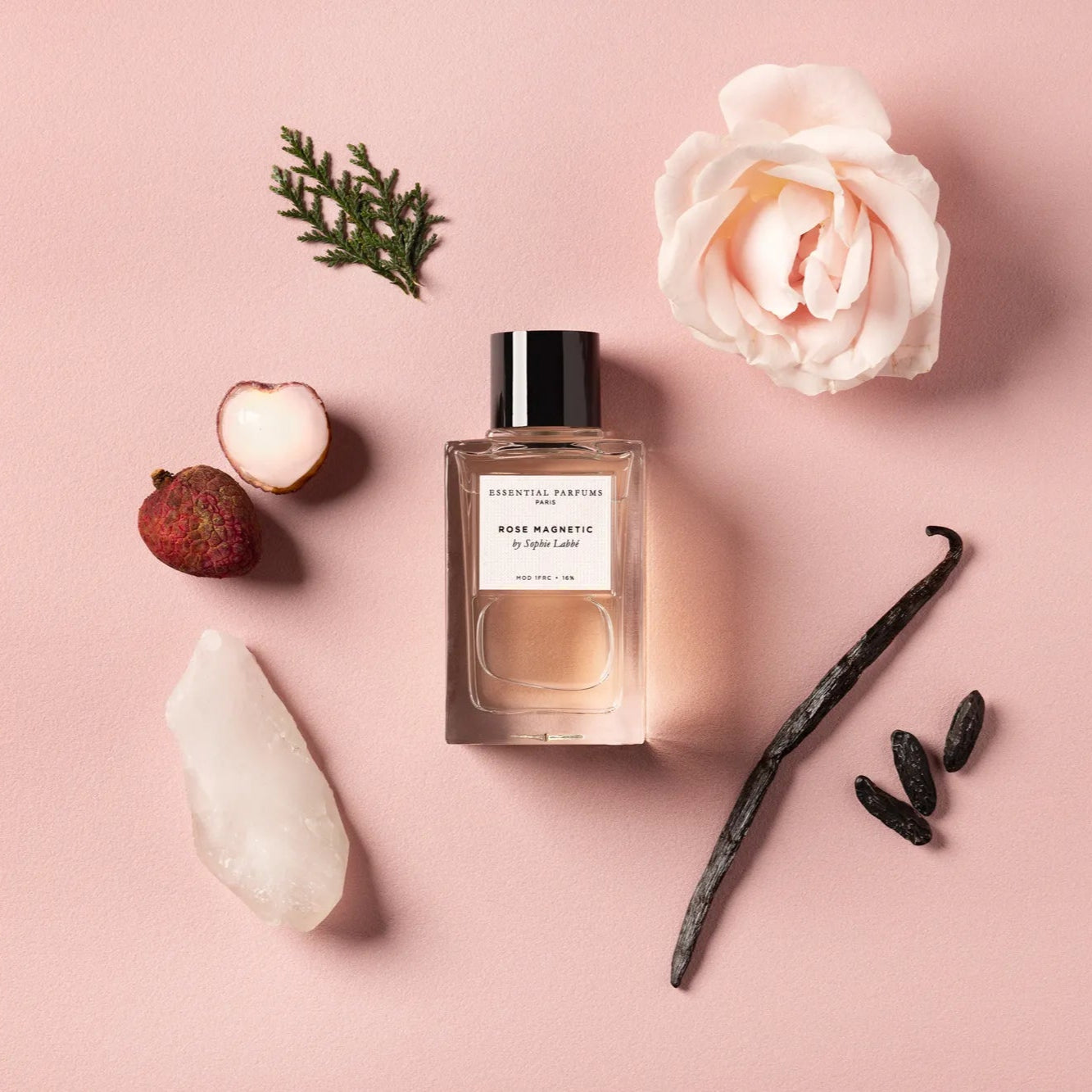 Flacon Rose Magnetic d’Essential Parfums — parfum unisexe floral-boisé naturel mêlant pamplemousse amer et menthe pour une ouverture fraîche, un cœur de rose luxuriante et litchi, posé sur un fond riche de cèdre naturel, vanille, fève tonka et muscs doux.