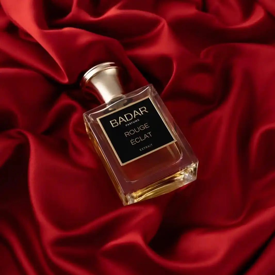 Flacon Sandal Rice de la Maison Badar sur un tissus de soie rouge