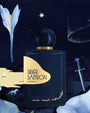 Flacon Silver Saffron Extrait de Une Nuit Nomade — parfum unisexe oriental-épicé très raffiné, s’ouvrant sur une explosion fruitée de framboise et litchi, coulée vers un cœur intense de safran et d’iris relevé d’une touche cuirée, et se posant sur un fond fumé de papyrus et myrrhe pour un sillage audacieux et profond.