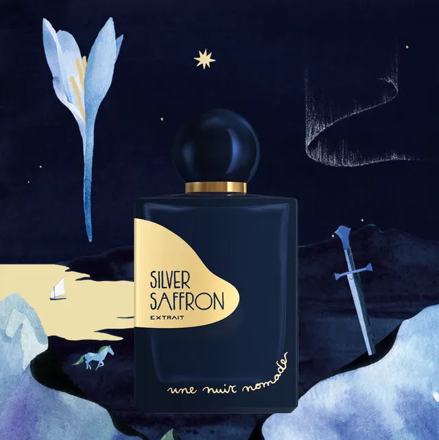 Flacon Silver Saffron Extrait de Une Nuit Nomade — parfum unisexe oriental-épicé très raffiné, s’ouvrant sur une explosion fruitée de framboise et litchi, coulée vers un cœur intense de safran et d’iris relevé d’une touche cuirée, et se posant sur un fond fumé de papyrus et myrrhe pour un sillage audacieux et profond.