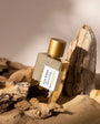 Flacon Silky Woods de Goldfield & Banks – parfum boisé gourmand unisexe mêlant safran, cannelle de Ceylan, oud australien, suède sensuelle, ylang-ylang, jasmin, vanille Tahitienne, bois de santal, feuille de tabac, musc et olibanum, créant un sillage chaud, riche et luxueux