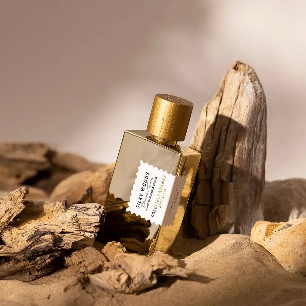 Flacon Silky Woods de Goldfield & Banks – parfum boisé gourmand unisexe mêlant safran, cannelle de Ceylan, oud australien, suède sensuelle, ylang-ylang, jasmin, vanille Tahitienne, bois de santal, feuille de tabac, musc et olibanum, créant un sillage chaud, riche et luxueux