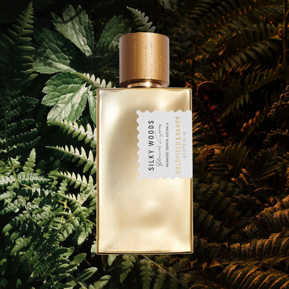 Flacon Silky Woods de Goldfield & Banks – parfum boisé gourmand unisexe mêlant safran, cannelle de Ceylan, oud australien, suède sensuelle, ylang-ylang, jasmin, vanille Tahitienne, bois de santal, feuille de tabac, musc et olibanum, créant un sillage chaud, riche et luxueux