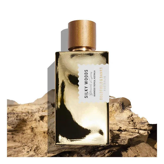 Flacon Silky Woods de Goldfield & Banks – parfum boisé gourmand unisexe mêlant safran, cannelle de Ceylan, oud australien, suède sensuelle, ylang-ylang, jasmin, vanille Tahitienne, bois de santal, feuille de tabac, musc et olibanum, créant un sillage chaud, riche et luxueux