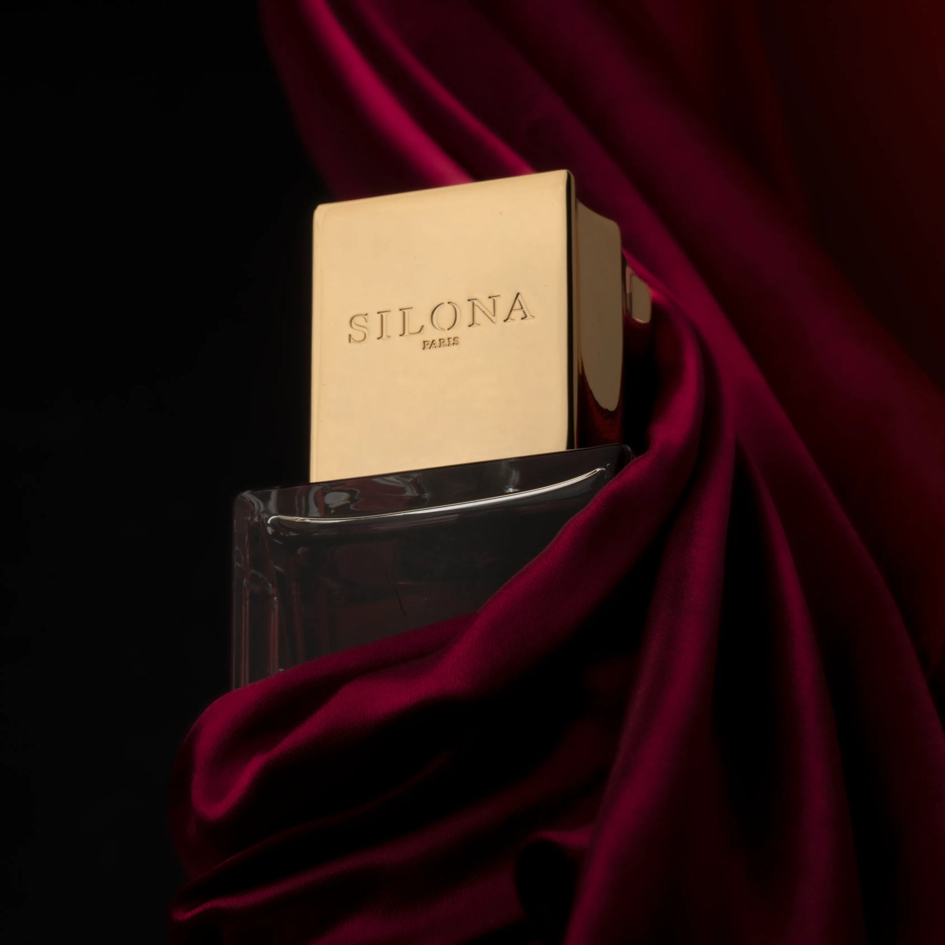 Flacon de parfums de niche Fleurtilège de Silona Paris — parfum gourmand floral boisé unisexe s’ouvrant sur crème de pistache et baies roses, cœur d’oranger, prune, madeleine et héliotrope, fond profond de chocolat, bois de santal, vanille de Madagascar, fève de tonka, ambroxan, feuilles de tabac & muscs blancs.