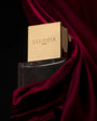 Flacon Fleurtilège de Silona Paris — parfum gourmand floral boisé unisexe s’ouvrant sur crème de pistache et baies roses, cœur d’oranger, prune, madeleine et héliotrope, fond profond de chocolat, bois de santal, vanille de Madagascar, fève de tonka, ambroxan, feuilles de tabac & muscs blancs.