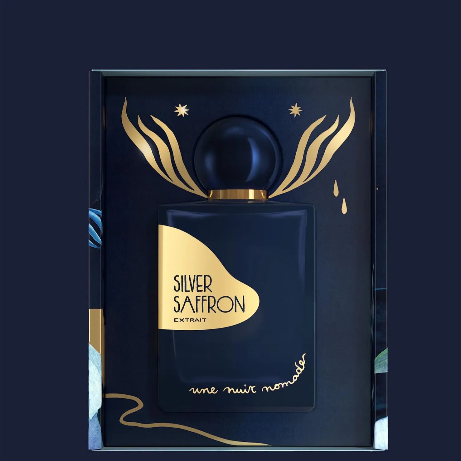 Flacon Silver Saffron Extrait de Une Nuit Nomade — parfum unisexe oriental-épicé très raffiné, s’ouvrant sur une explosion fruitée de framboise et litchi, coulée vers un cœur intense de safran et d’iris relevé d’une touche cuirée, et se posant sur un fond fumé de papyrus et myrrhe pour un sillage audacieux et profond.