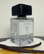 Parfum Sombre Délice de MAISON ANAMA – flacon raffiné en verre transparent avec bouchon élégant, fragrance intense et envoûtante aux notes sombres et gourmandes
