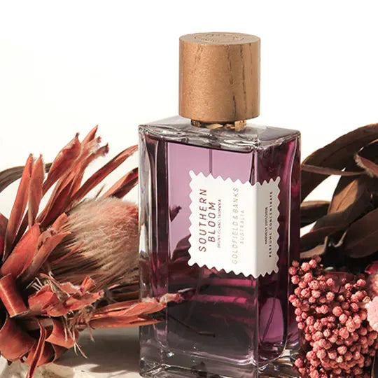 Flacon Southern Bloom de Goldfield & Banks — parfum floral-boisé de luxe inspiré de la floraison éphémère du Boronia brun à Bruny Island (Tasmanie). Notes de tête de mandarine et cassis, cœur riche de Boronia, Jasmin Sambac, Ylang-Ylang, Iris et accord de noix de coco, fond boisé de santal australien, vétiver, musc et ambre.