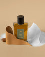 Flacon Sugar Leather de Une Nuit Nomade — parfum gourmand-cuir unisexe : ouverture épicée de cannelle et prune juteuse, cœur chaleureux d’amyris, fève tonka et patchouli, suivi d’un fond cuir profond, caramel riche et labdanum résineux pour un sillage sucré, racé et enveloppant.