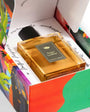 Flacon Sugar Leather de Une Nuit Nomade — parfum gourmand-cuir unisexe : ouverture épicée de cannelle et prune juteuse, cœur chaleureux d’amyris, fève tonka et patchouli, suivi d’un fond cuir profond, caramel riche et labdanum résineux pour un sillage sucré, racé et enveloppant.