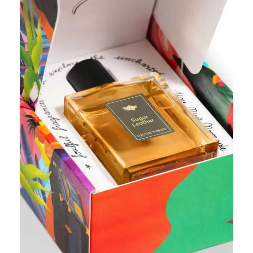 Flacon Sugar Leather de Une Nuit Nomade — parfum gourmand-cuir unisexe : ouverture épicée de cannelle et prune juteuse, cœur chaleureux d’amyris, fève tonka et patchouli, suivi d’un fond cuir profond, caramel riche et labdanum résineux pour un sillage sucré, racé et enveloppant.