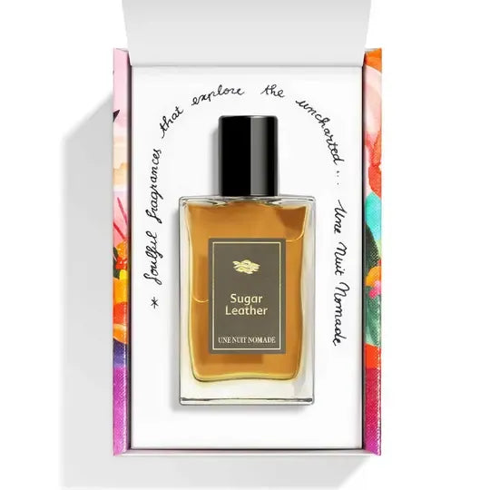 Flacon Sugar Leather de Une Nuit Nomade — parfum gourmand-cuir unisexe : ouverture épicée de cannelle et prune juteuse, cœur chaleureux d’amyris, fève tonka et patchouli, suivi d’un fond cuir profond, caramel riche et labdanum résineux pour un sillage sucré, racé et enveloppant.