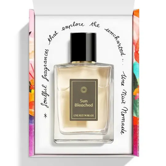 Flacon Sun Bleached d’Une Nuit Nomade — parfum unisexe lumineux évoquant linge fraîchement lavé au soleil, mêlant bergamote, cardamome et absolue d’ambrette en tête, cœur pur de fleurs blanches et accord linge propre, posé sur un fond chaud de musc blanc, vanille, bois de santal et myrrhe.
