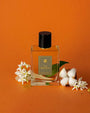 Flacon Sun Bleached d’Une Nuit Nomade — parfum unisexe lumineux évoquant linge fraîchement lavé au soleil, mêlant bergamote, cardamome et absolue d’ambrette en tête, cœur pur de fleurs blanches et accord linge propre, posé sur un fond chaud de musc blanc, vanille, bois de santal et myrrhe.