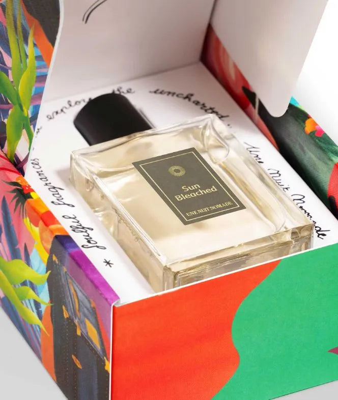 Flacon Sun Bleached d’Une Nuit Nomade — parfum unisexe lumineux évoquant linge fraîchement lavé au soleil, mêlant bergamote, cardamome et absolue d’ambrette en tête, cœur pur de fleurs blanches et accord linge propre, posé sur un fond chaud de musc blanc, vanille, bois de santal et myrrhe.