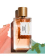 Flacon Sunset Hour de Goldfield & Banks — parfum gourmand fruité-boisé unisexe, mêlant pêche du désert, poire et mandarine en tête, cœur floral tropical de jasmin Sambac, mangue verte, gingembre, crème de noix de coco et poivre rose, sur fond chaud et enveloppant de bois de santal australien, vanille, cashmere wood, benjoin et musc.