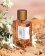 Flacon Sunset Hour de Goldfield & Banks — parfum gourmand fruité-boisé unisexe, mêlant pêche du désert, poire et mandarine en tête, cœur floral tropical de jasmin Sambac, mangue verte, gingembre, crème de noix de coco et poivre rose, sur fond chaud et enveloppant de bois de santal australien, vanille, cashmere wood, benjoin et musc.