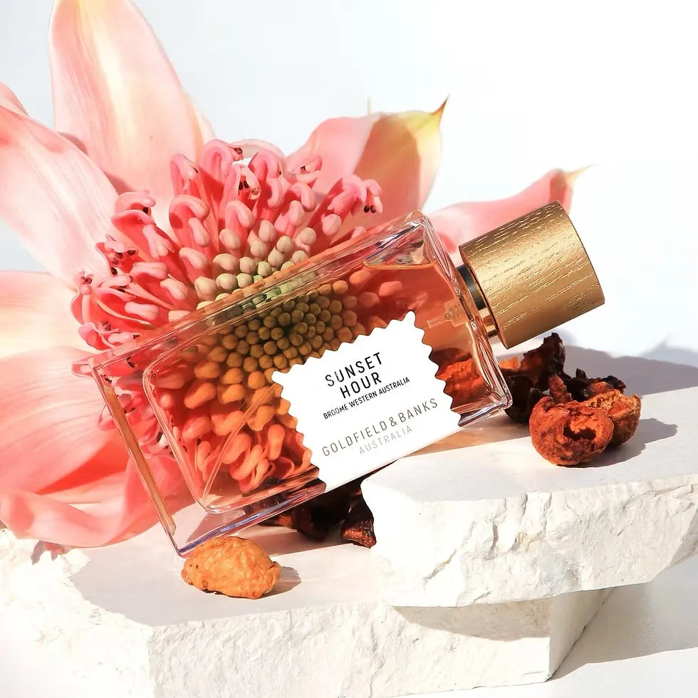 Flacon Sunset Hour de Goldfield & Banks — parfum gourmand fruité-boisé unisexe, mêlant pêche du désert, poire et mandarine en tête, cœur floral tropical de jasmin Sambac, mangue verte, gingembre, crème de noix de coco et poivre rose, sur fond chaud et enveloppant de bois de santal australien, vanille, cashmere wood, benjoin et musc.