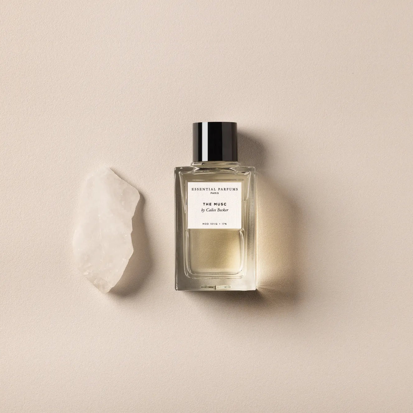 Flacon The Musc d’Essential Parfums — parfum unisexe boisé-musqué raffiné, mêlant l’élan épicé du gingembre rouge du Laos et la fraîcheur du lavandin grosso, un cœur miellé de cire d’abeille et de musc pur, sur un fond riche et chaud de bois de santal australien avec une touche musquée douce.