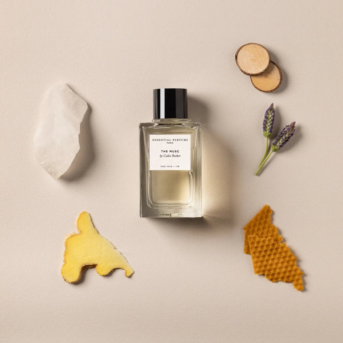 Flacon The Musc d’Essential Parfums — parfum unisexe boisé-musqué raffiné, mêlant l’élan épicé du gingembre rouge du Laos et la fraîcheur du lavandin grosso, un cœur miellé de cire d’abeille et de musc pur, sur un fond riche et chaud de bois de santal australien avec une touche musquée douce.
