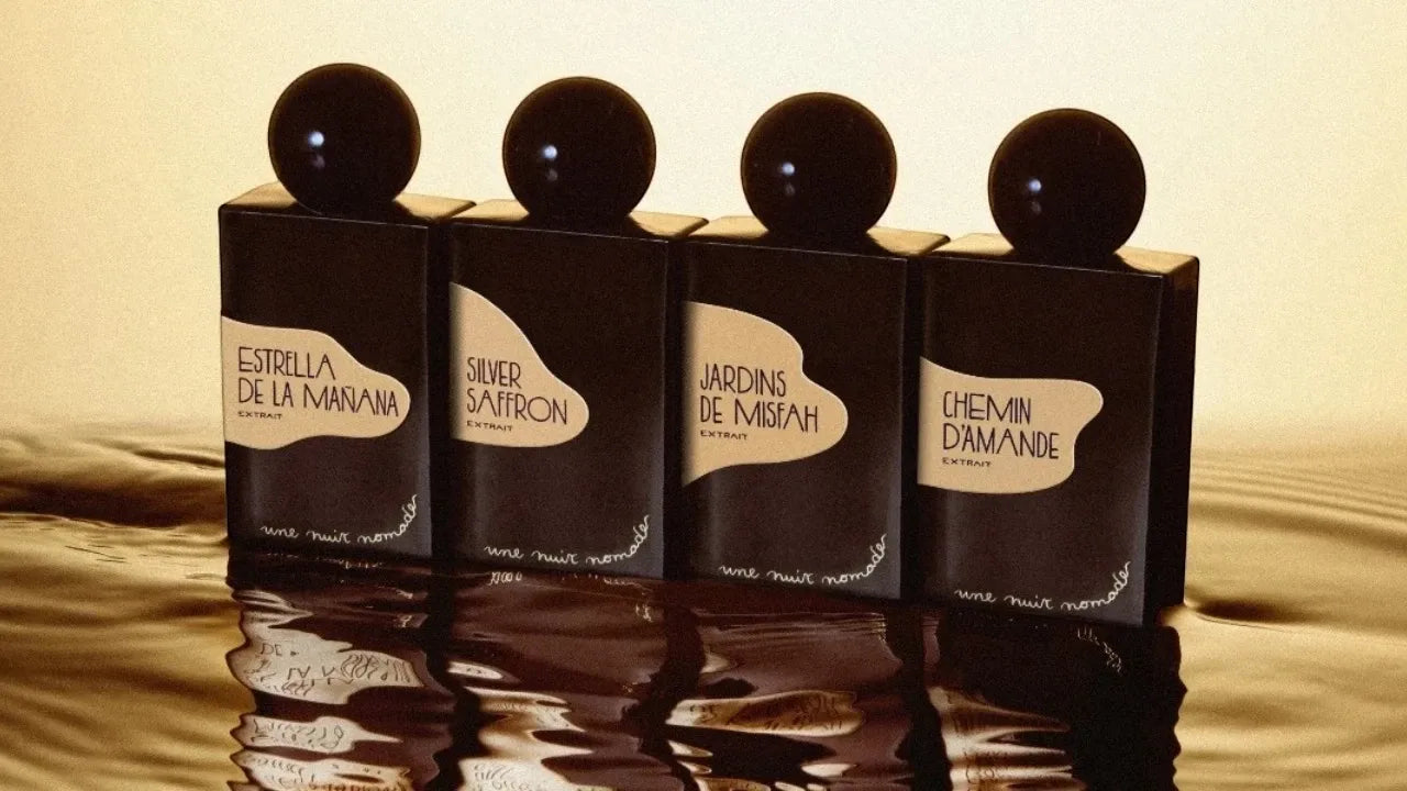 banniere des parfums de niche une nuit nomade en extrait de parfum sur un de l'eau avec un fond de couché de soleil et d'eau sous les parfums pour mobile