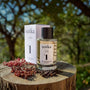 Unika N°1 Trois Poivres – Boisé Épicé Grasse Stambouli sur un rondin de bois dans une foret avec 3 poire différents