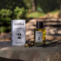 Unika N°2 Vanille Réglisse – Oriental Gourmand Grasse Eau de Parfum sur un rocher avec de la vanille et du réglisse 