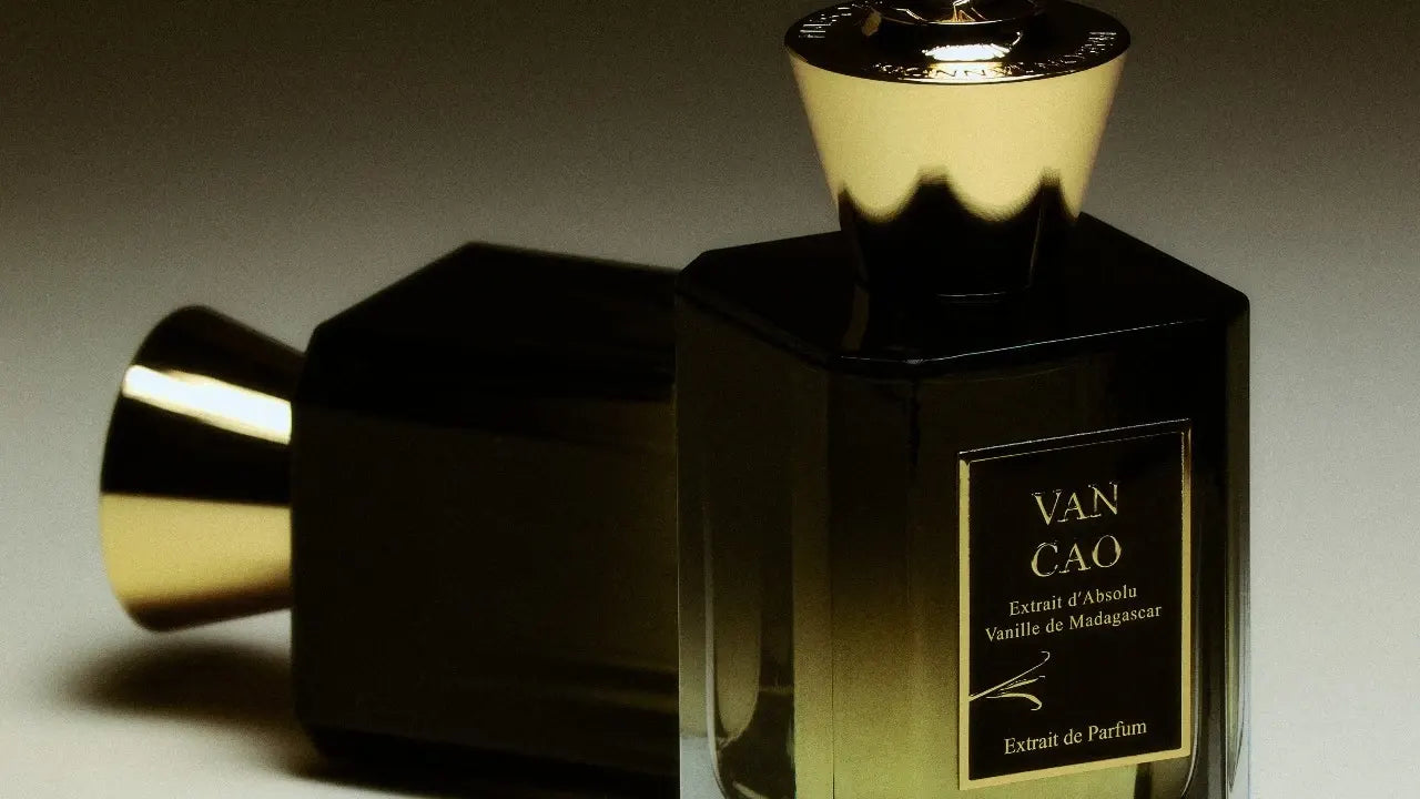 le parfum de niche van cao de la maison jannobi debout de 3/4 avec une lumière tamisée dessus et un flacon derrière en second plan avec un parfum couché.