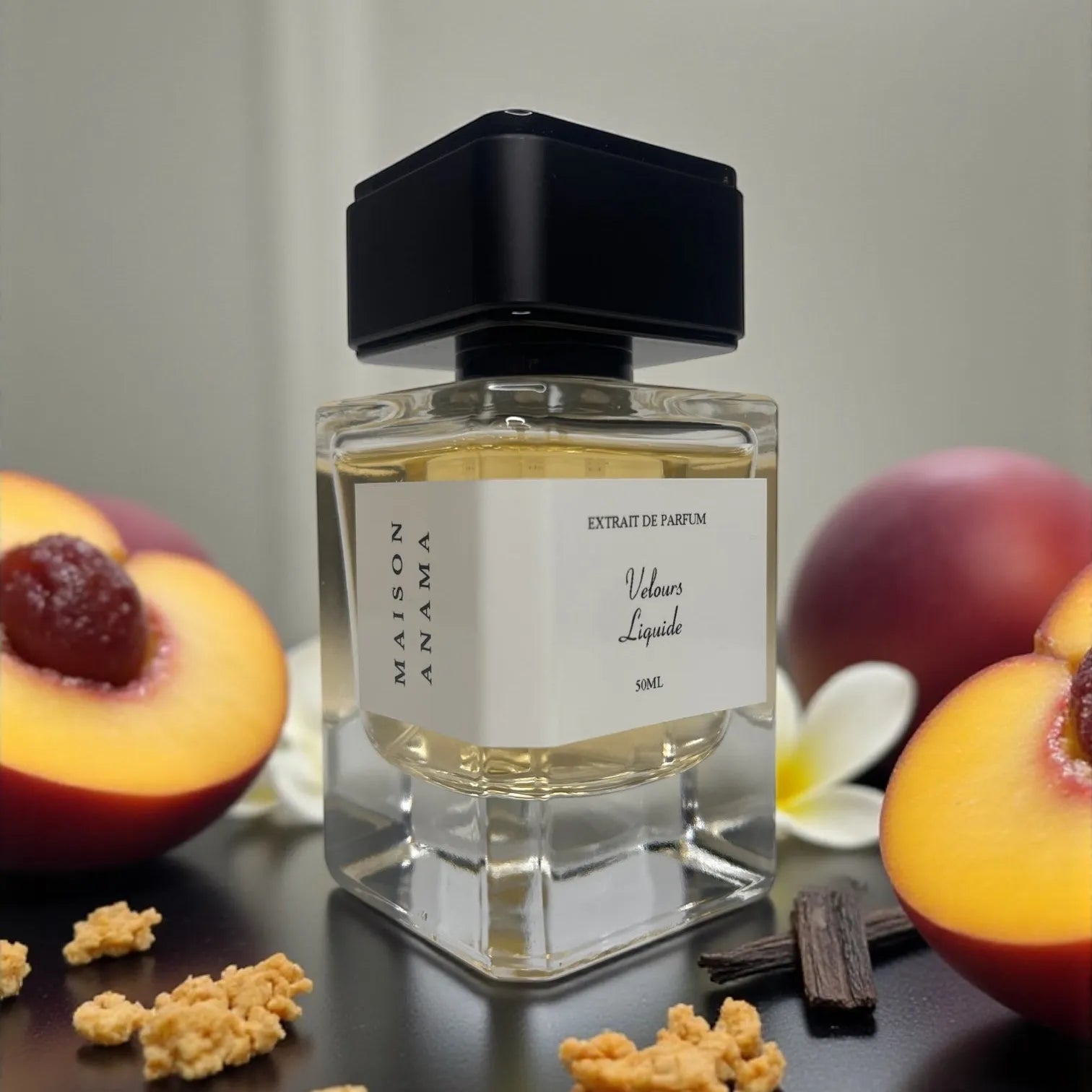 Parfum Velours Liquide de MAISON ANAMA – flacon raffiné en verre transparent avec bouchon élégant, fragrance sensuelle et enveloppante aux notes veloutées et liquoreuses
