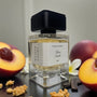 Parfum Velours Liquide de MAISON ANAMA – flacon raffiné en verre transparent avec bouchon élégant, fragrance sensuelle et enveloppante aux notes veloutées et liquoreuses
