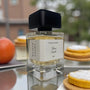 Parfum Velours Liquide de MAISON ANAMA – flacon raffiné en verre transparent avec bouchon élégant, fragrance sensuelle et enveloppante aux notes veloutées et liquoreuses
