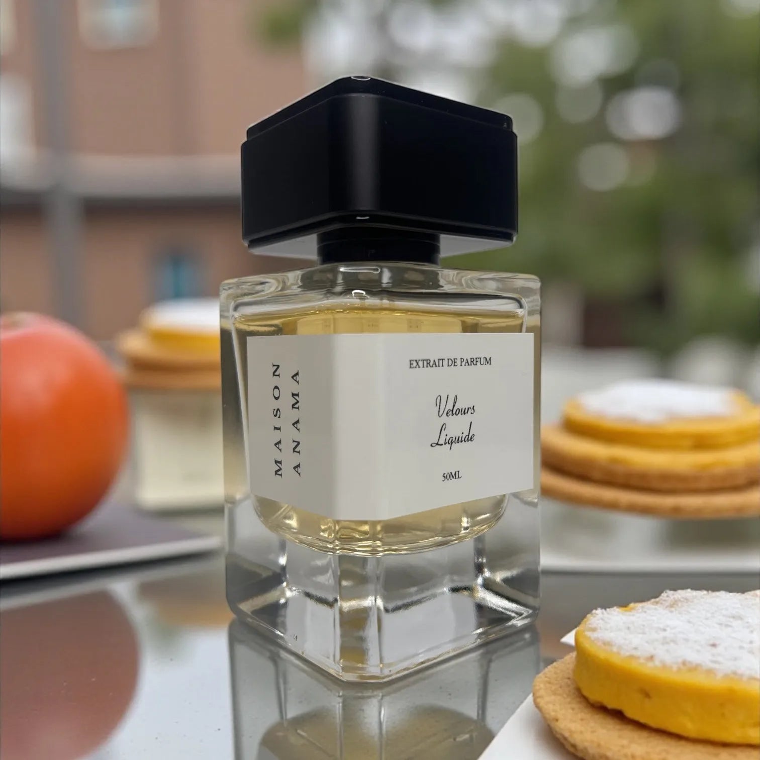 Parfum Velours Liquide de MAISON ANAMA – flacon raffiné en verre transparent avec bouchon élégant, fragrance sensuelle et enveloppante aux notes veloutées et liquoreuses
