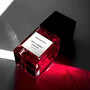 Flacon de parfums de niche Wet Cherry Liquor de Bohoboco — parfum gourmand unisexe mêlant cerise juteuse, liqueur intense, cœur de fraise, caramel et rose de Turquie, sur fond boisé de santal, notes de vanille, fève tonka et vétiver
