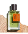 Flacon Wood Infusion de Goldfield & Banks — parfum boisé aromatique unisexe mêlant orange douce en tête, cœur de lavande, iris et patchouli, fond riche de bois exotiques australiens, agarwood (oud), ambre et musc. Inspiré par la nature luxuriante de l’île de K’gari.