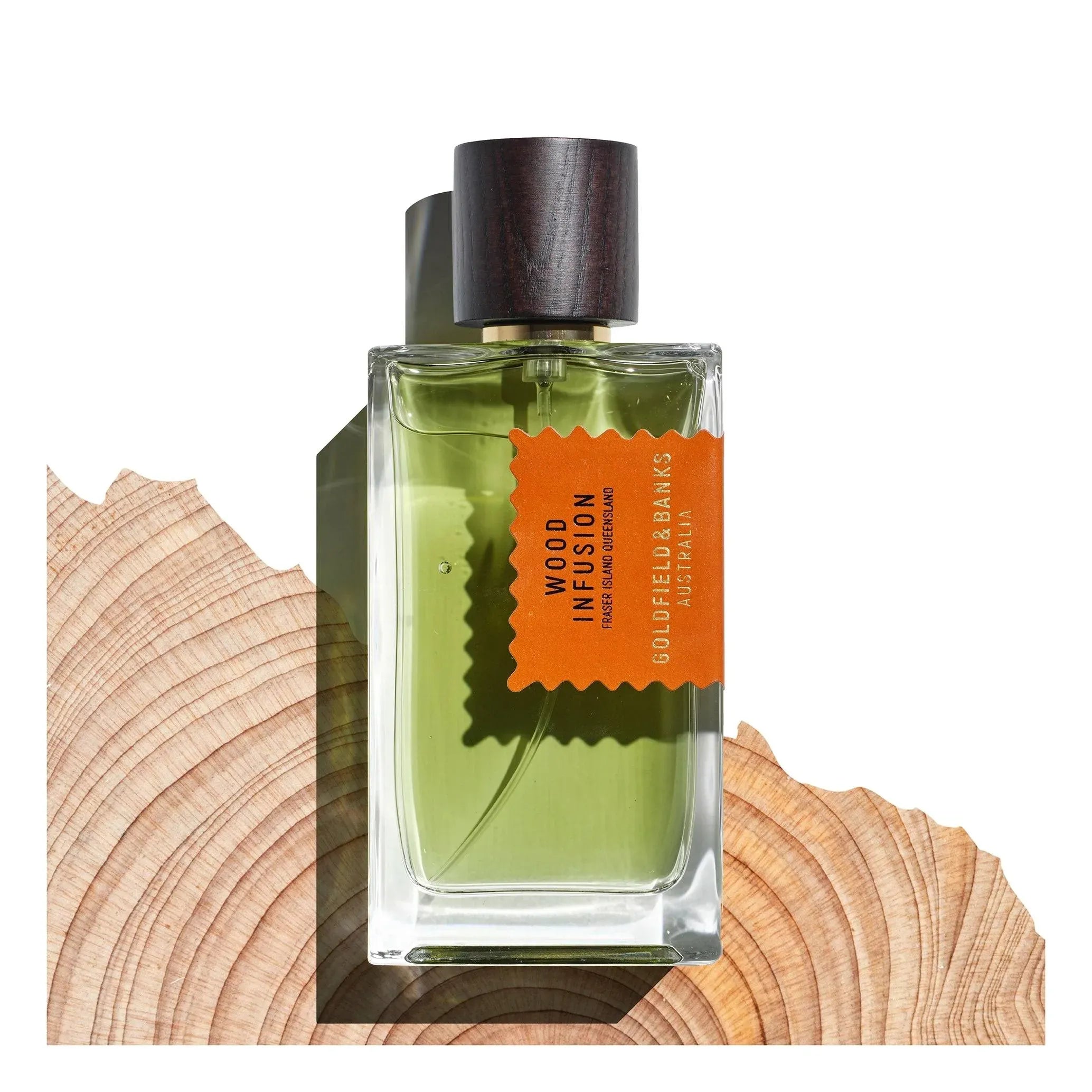 Flacon Wood Infusion de Goldfield & Banks — parfum boisé aromatique unisexe mêlant orange douce en tête, cœur de lavande, iris et patchouli, fond riche de bois exotiques australiens, agarwood (oud), ambre et musc. Inspiré par la nature luxuriante de l’île de K’gari.