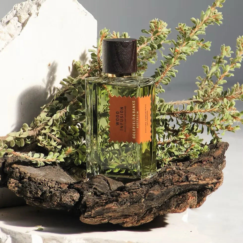 Flacon Wood Infusion de Goldfield & Banks — parfum boisé aromatique unisexe mêlant orange douce en tête, cœur de lavande, iris et patchouli, fond riche de bois exotiques australiens, agarwood (oud), ambre et musc. Inspiré par la nature luxuriante de l’île de K’gari.