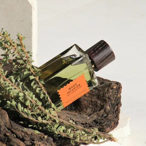 Flacon Wood Infusion de Goldfield & Banks — parfum boisé aromatique unisexe mêlant orange douce en tête, cœur de lavande, iris et patchouli, fond riche de bois exotiques australiens, agarwood (oud), ambre et musc. Inspiré par la nature luxuriante de l’île de K’gari.
