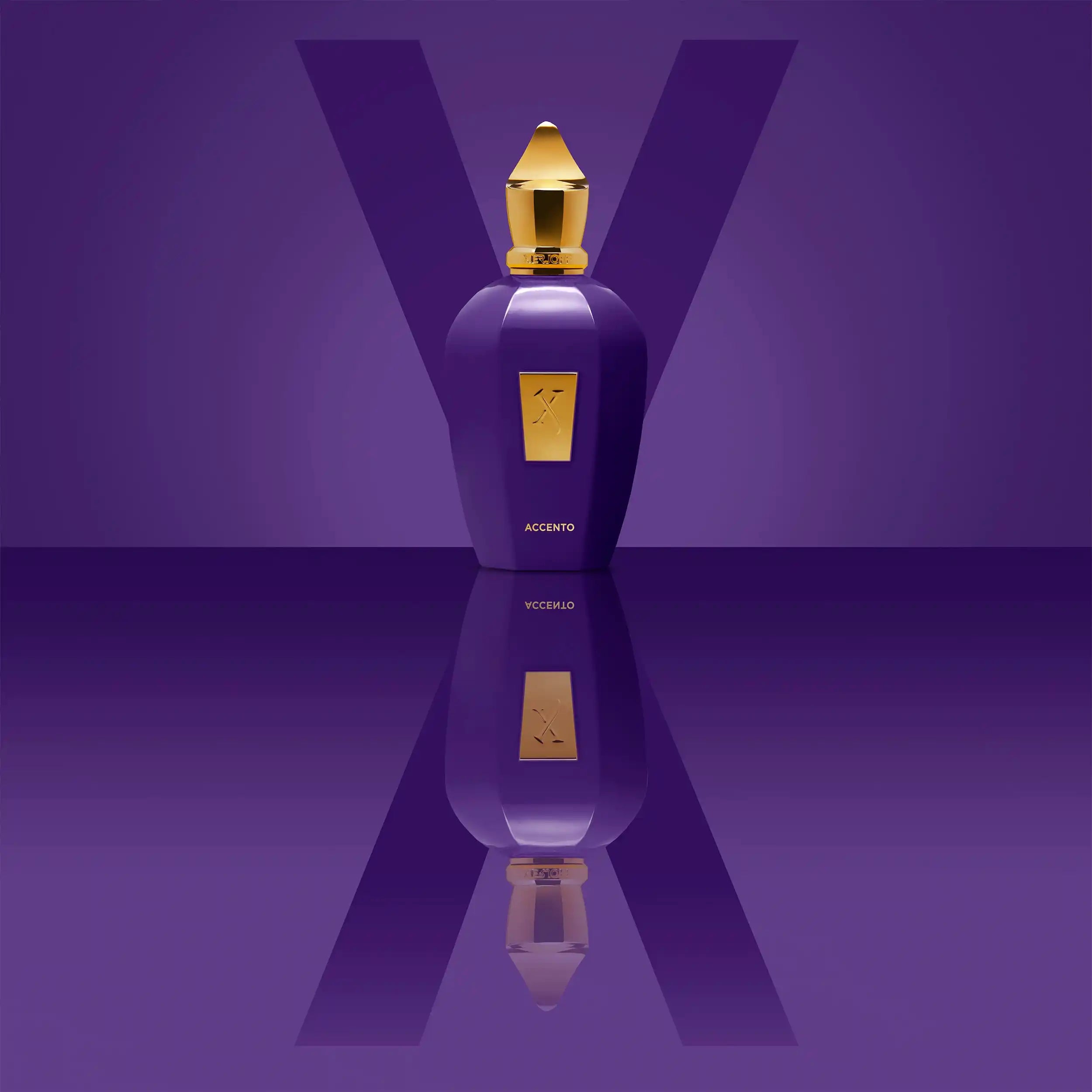 Bouteille de parfum de niche Xerjoff Accento, design sophistiqué, parfum floral et boisé intense.