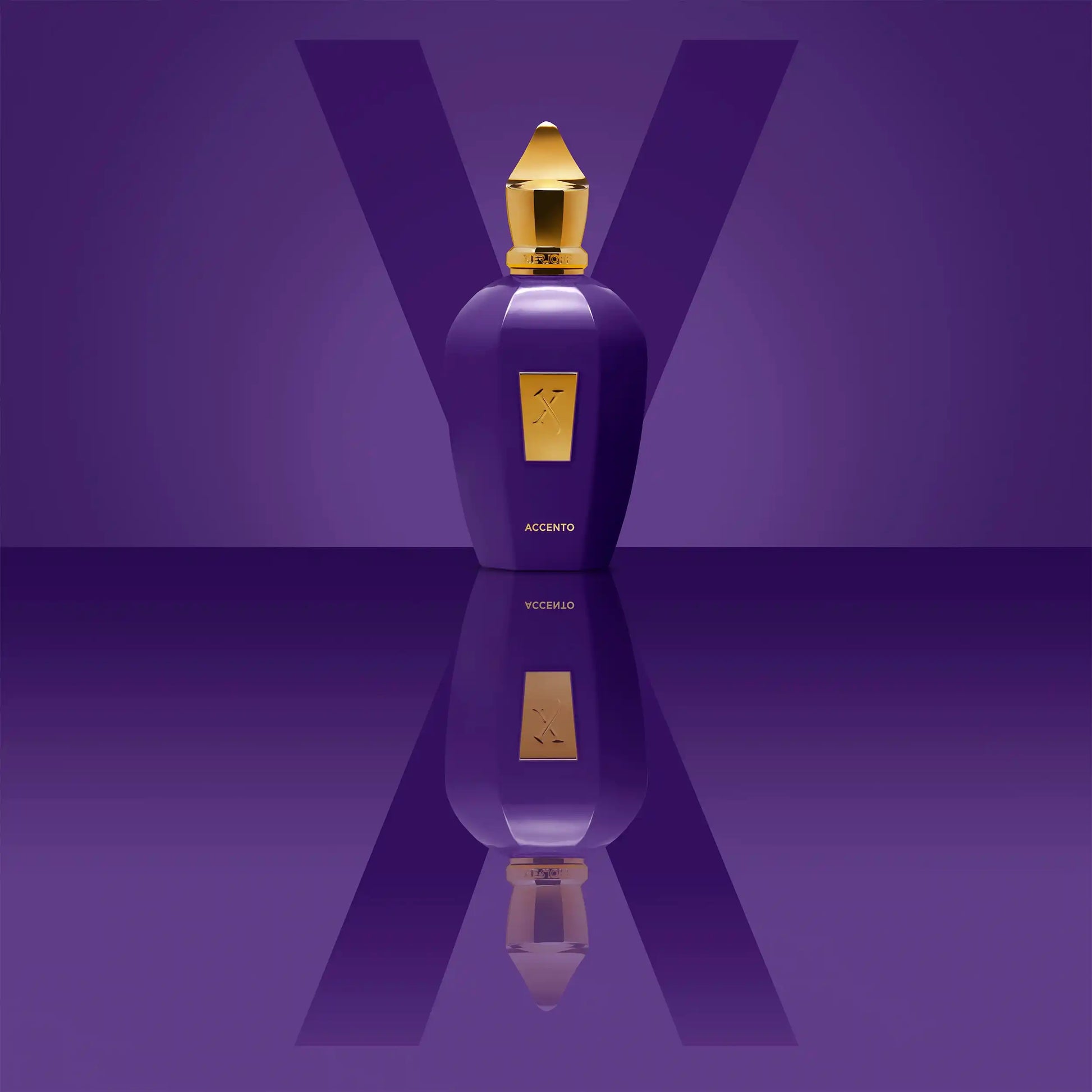 Bouteille de parfum de niche Xerjoff Accento, design sophistiqué, parfum floral et boisé intense.