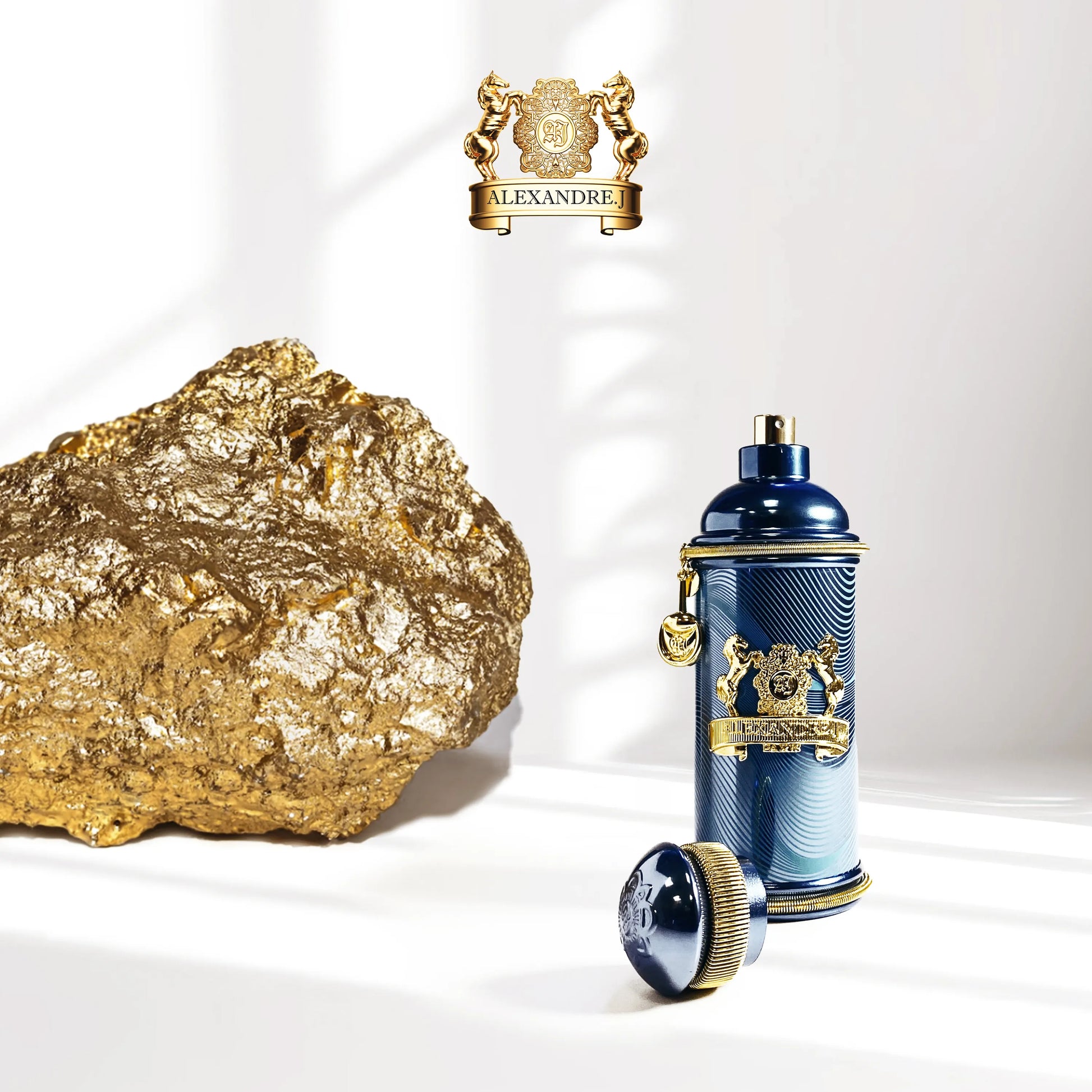 Flacon Zafeer Oud Vanille d’Alexandre.J — parfum oriental-gourmand unisexe, dévoilant en tête cuir profond, noix de coco exotique et caramel fondant, un cœur épicé de clou de girofle, fève tonka, bois blancs et ylang-ylang, posé sur un fond riche de vanille douce, oud fumé et musc enveloppant.
