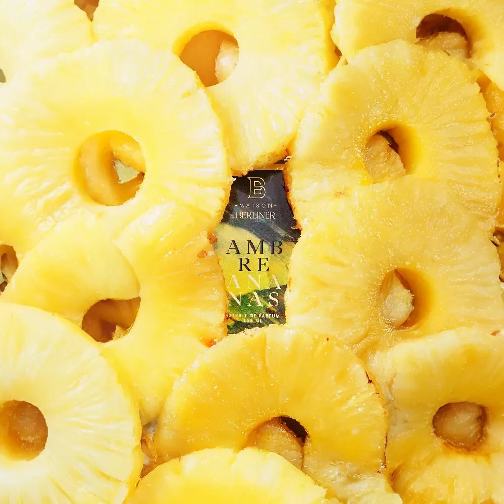 Parfum de niche Maison Berliner Ambre Ananas sous un tas de tranches d'ananas