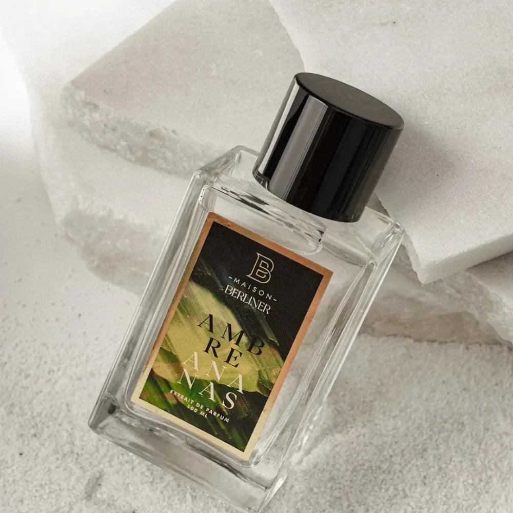 Parfum de niche Maison Berliner Ambre Ananas dans un décors blanc